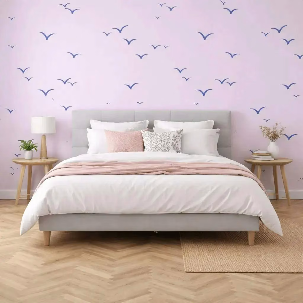 Accentmuur achter het bed in de slaapkamer, roze