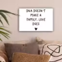 Engelse quote "DNA doesn't make a family, love does" met een hartje op een witte achtergrond canvas 2cm klein -sfeer1