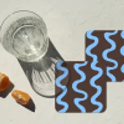 Kronkelende lijnen - Blauw - Bruin - Minimalistisch onderzetter kurk middel 366 -sfeer4