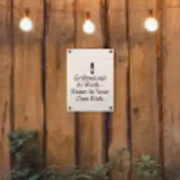 Grill - Uitroepteken - Zwart - Tekst tuinposter los doek klein -sfeer1