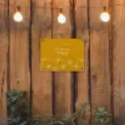 Mama's Tuin op Gele Achtergrond tuinposter los doek klein -sfeer1