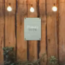 Mama's Tuin met Vlinder tuinposter los doek klein -sfeer1