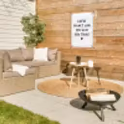 Spreuken - Quotes - Liefde maakt van een huis een thuis tuinposter los doek klein -sfeer4