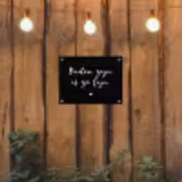Quotes - Tuin - Buiten zijn is zo fijn - Tekst tuinposter los doek klein -sfeer1