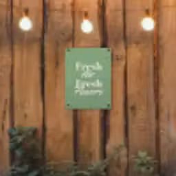 Tekst - Groen - Sierlijk - Letters tuinposter los doek klein -sfeer1