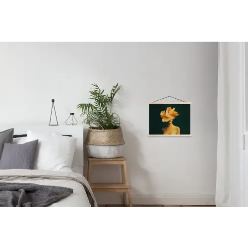 Vrouw - Hoed - Geel textielposter latten blank klein -woonkamer