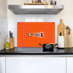 Cool - Stippen - Oranje Inductie beschemer met haakjes klein -sfeer2
