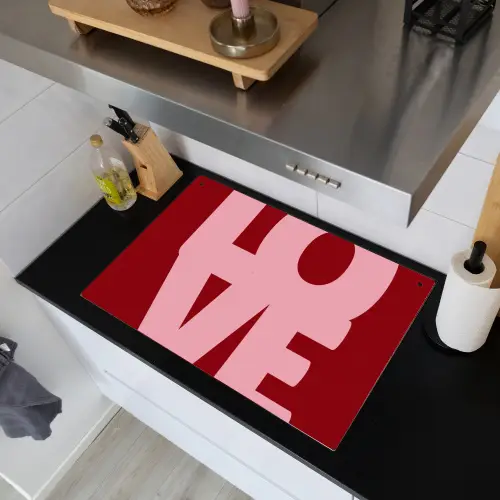 Love - Rood - Blokletters Inductie beschemer met haakjes klein -sfeer1