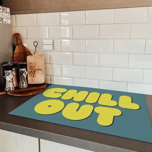 Chill out - Geel - Blauw Inductie beschermer vinyl 3mm klein -sfeer3