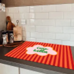 Ciao bella - Tekstwolk - Strepen - Oranje Inductie beschermer vinyl 3mm klein -sfeer3
