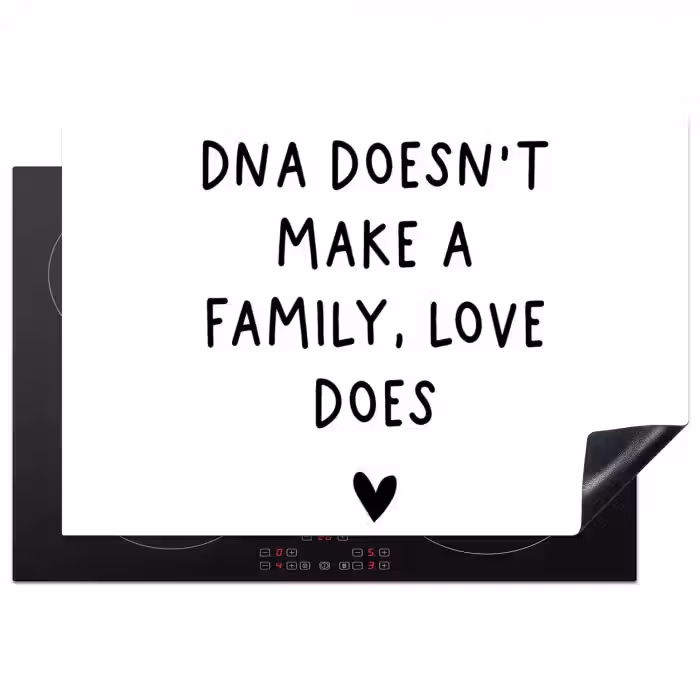 Engelse quote "DNA doesn't make a family, love does" met een hartje op een witte achtergrond Inductie beschermer vinyl 3mm klein -3d