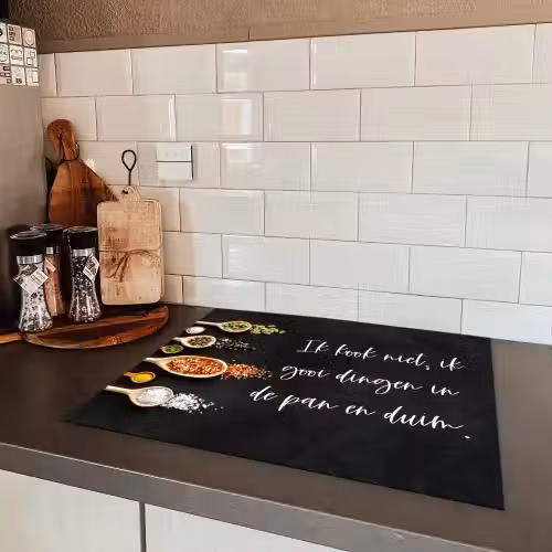Ik gooi dingen in de pan en duim - Keuken - Quotes - Spreuken - Humor Inductie beschermer vinyl 3mm groot -sfeer3