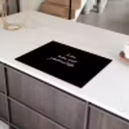 In deze keuken wordt gekookt met liefde - Koken - Spreuken - Quotes - Liefde Inductie beschermer vinyl 3mm klein -sfeer8