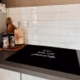 In deze keuken wordt gekookt met liefde - Koken - Spreuken - Quotes - Liefde Inductie beschermer vinyl 3mm klein -sfeer3