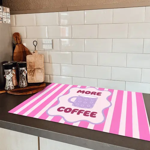 More coffee - Roze - Paars - Strepen - Mok Inductie beschermer vinyl 3mm klein -sfeer3