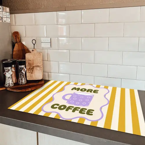 More coffee - Geel - Paars - Strepen - Mok Inductie beschermer vinyl 3mm klein -sfeer3