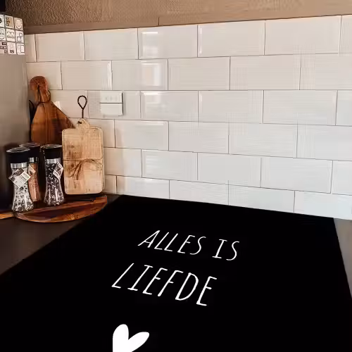 Spreuken - Alles is liefde - Quotes - Bløf Inductie beschermer vinyl 3mm middel -sfeer3