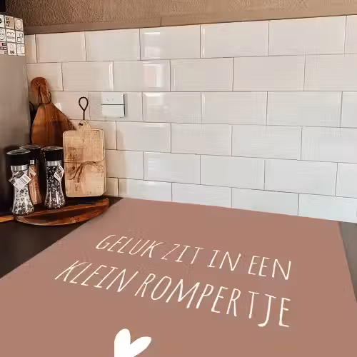 Spreuken - Geluk zit in een klein rompertje - Quotes Inductie beschermer vinyl 3mm middel -sfeer3