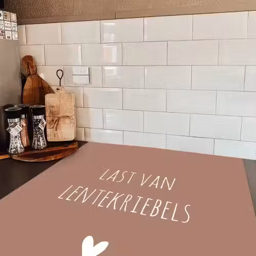 Spreuken - Last van lentekriebels - Quotes Inductie beschermer vinyl 3mm middel -sfeer3