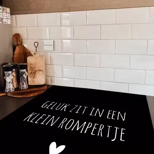 Spreuken - Quotes - Geluk zit in een klein rompertje Inductie beschermer vinyl 3mm middel -sfeer3