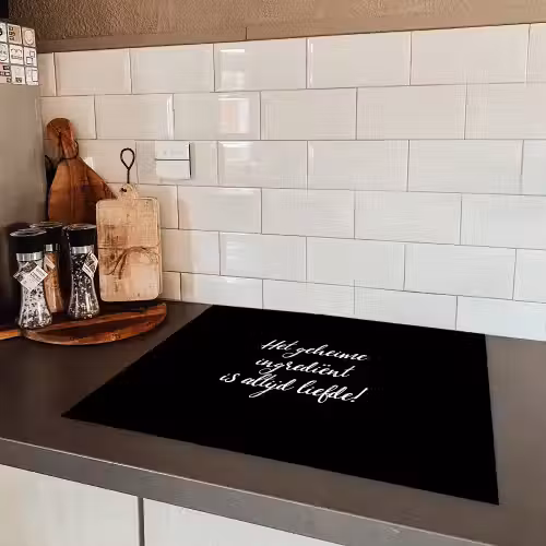 Quotes - Koken - Het geheime ingrediënt is altijd liefde! - Spreuken - Liefde Inductie beschermer vinyl 3mm groot -sfeer3