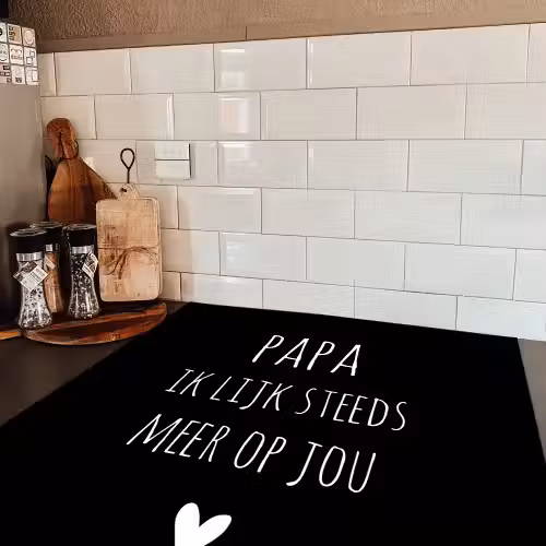 Quotes - Papa ik lijk steeds meer op jou - Stef Bos - Papa - Spreuken Inductie beschermer vinyl 3mm middel -sfeer3
