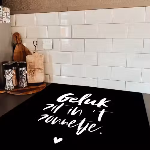 Tekst - Geluk zit in 't zonnetje - Quotes - Zomer - Zon Inductie beschermer vinyl 3mm middel -sfeer3