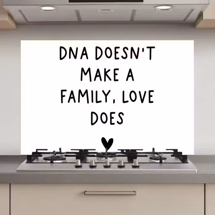Engelse quote "DNA doesn't make a family, love does" met een hartje op een witte achtergrond keuken achterwand spatscherm klein -3d_website