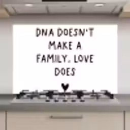 Engelse quote "DNA doesn't make a family, love does" met een hartje op een witte achtergrond keuken achterwand spatscherm klein -3d_website