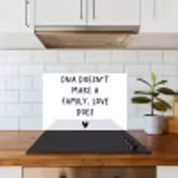 Engelse quote "DNA doesn't make a family, love does" met een hartje op een witte achtergrond keuken achterwand spatscherm klein -sfeer2