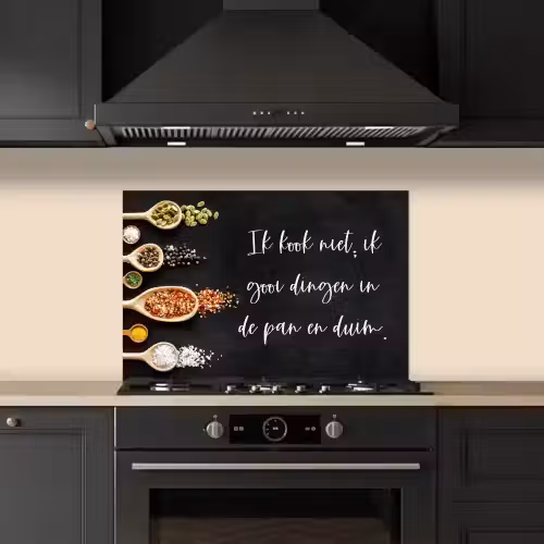 Ik gooi dingen in de pan en duim - Keuken - Quotes - Spreuken - Humor keuken achterwand spatscherm klein -sfeer1
