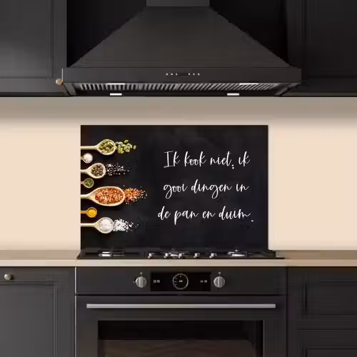 Ik gooi dingen in de pan en duim - Keuken - Quotes - Spreuken - Humor keuken achterwand spatscherm klein -sfeer1