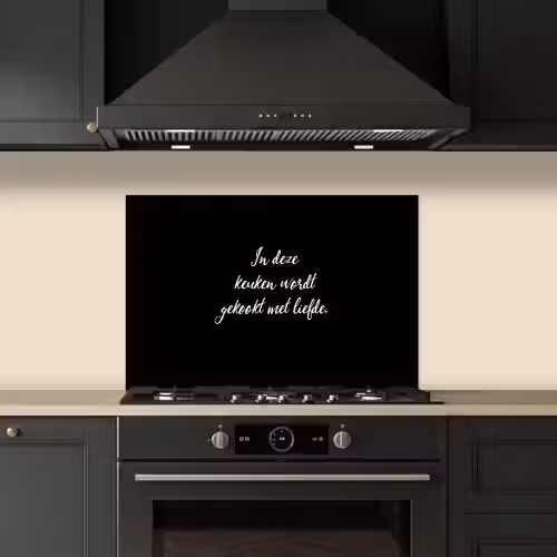 In deze keuken wordt gekookt met liefde - Koken - Spreuken - Quotes - Liefde keuken achterwand spatscherm klein -sfeer1