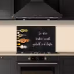 Quotes - Keuken - Spreuken - In deze keuken wordt gekookt met liefde - Liefde keuken achterwand spatscherm klein -sfeer1