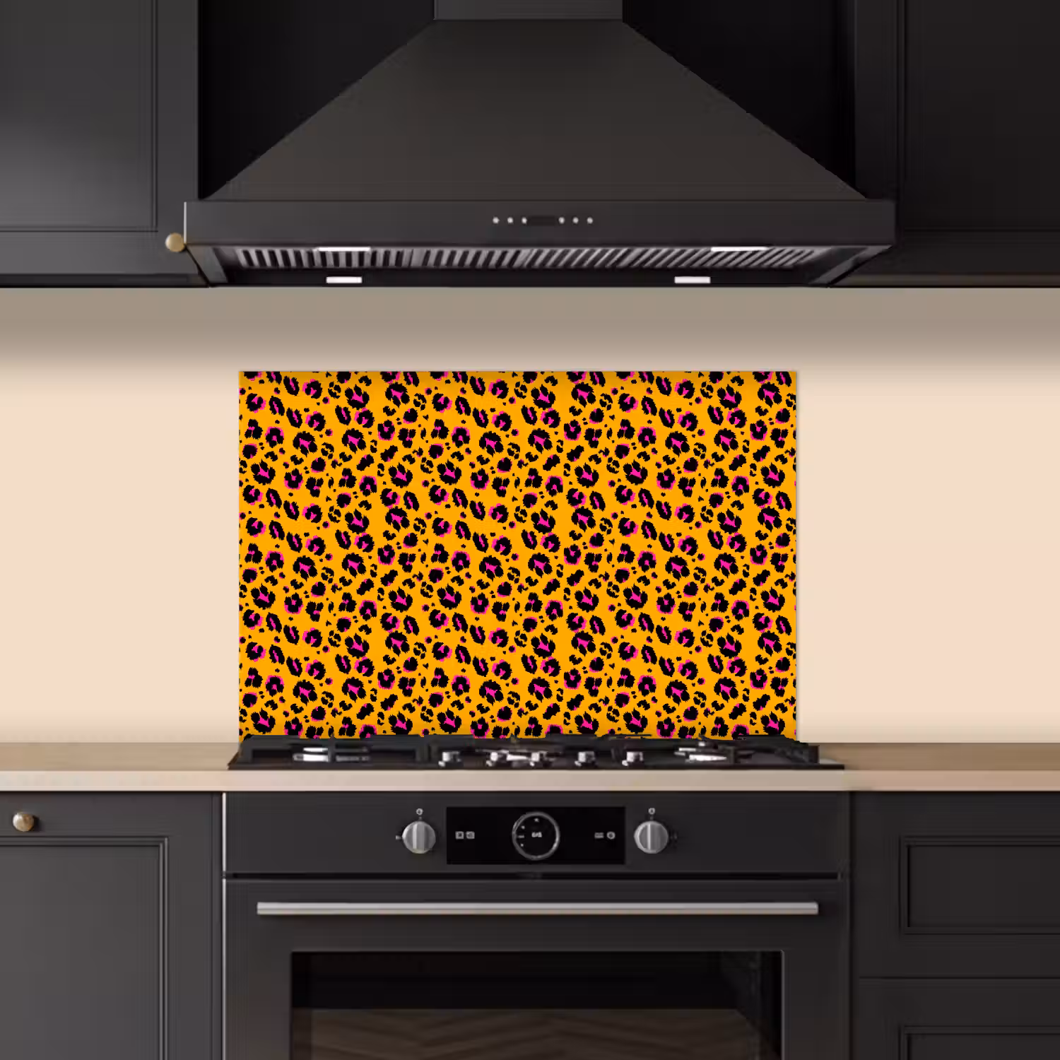 Oranje - Roze - Panterprint keuken achterwand spatscherm klein 900 -sfeer1