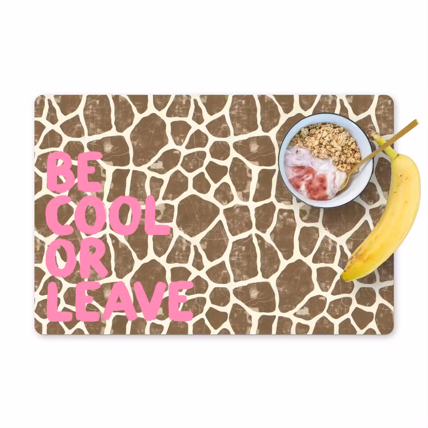 Tekst - Be cool or leave - Roze - Giraffenprint Placemat vinyl groot -zzzproduct_Kitchenyeah-website