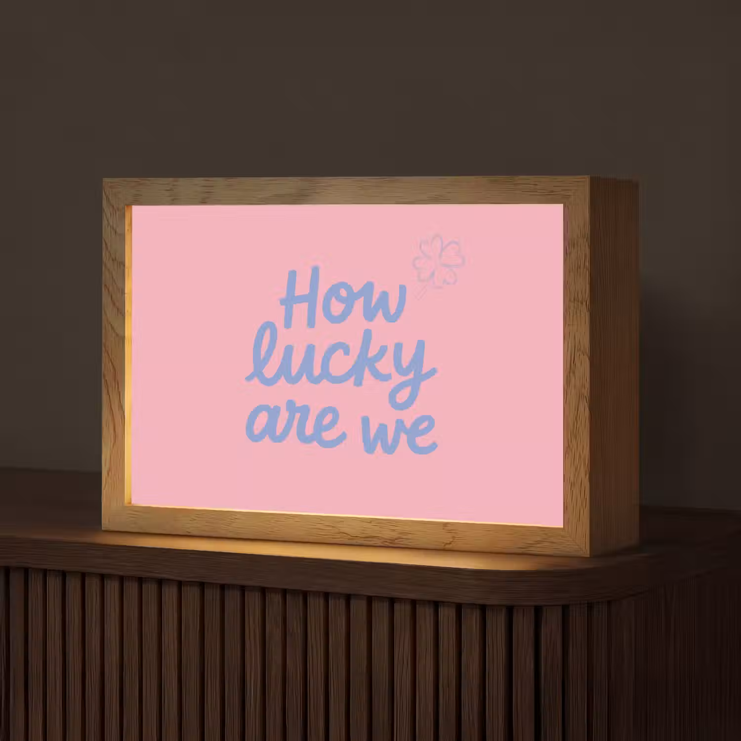 How lucky are we - Klavervier - Roze - Blauw Light Box met kabel (Tafellamp) klein -z3d_website