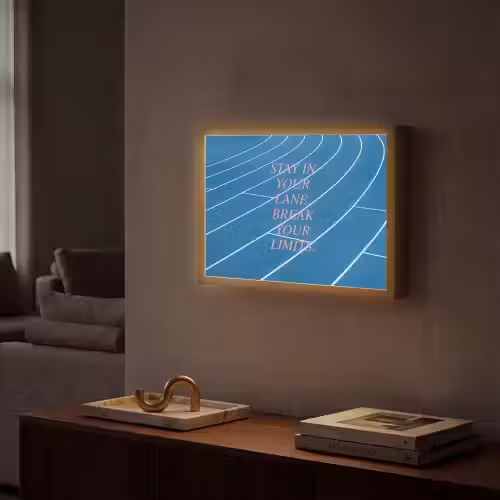 Atletiekbaan - Blauw - Tekst -Roze Light Box met batterij (Wandlamp) middel -sfeer1