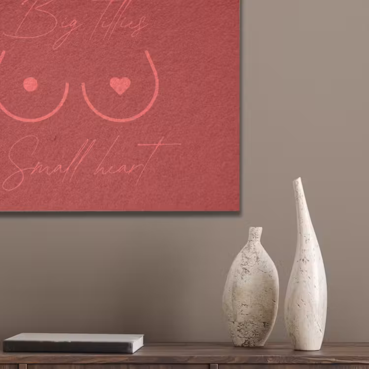 Big titties small heart - Rood - Hart PET vilt klein -sfeer6_closeup
