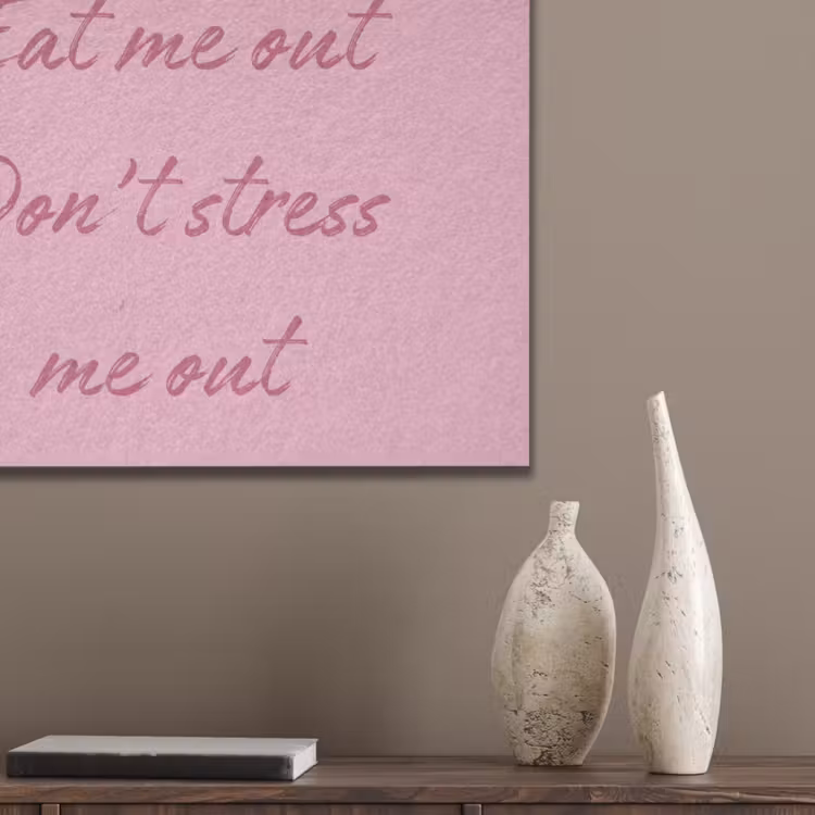 Eat me out don't stress me out - Roze - Handgeschreven PET vilt klein -sfeer6_closeup
