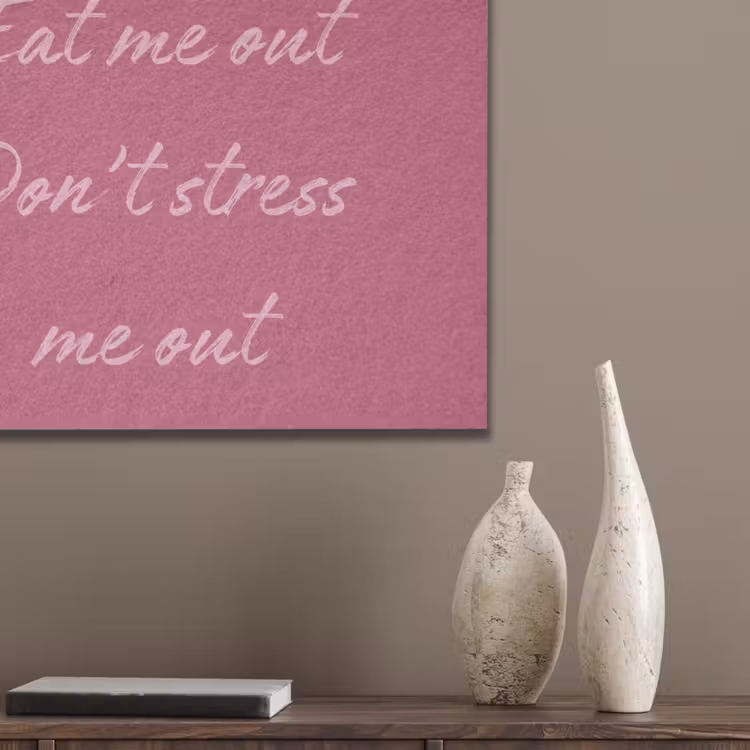 eat me out don't stress me out - Roze - Minimalistisch PET vilt klein -sfeer6_closeup