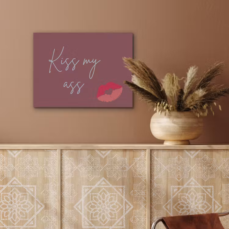 Kiss my ass - Lip - Bordeaux PET vilt klein -sfeer4