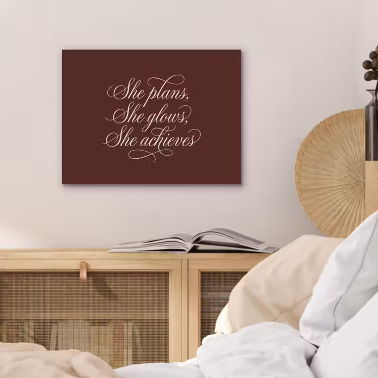 She plans she glows she achieves - Rood - Cursief PET vilt klein -sfeer3