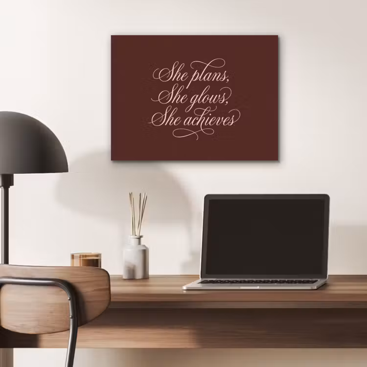 She plans she glows she achieves - Rood - Cursief PET vilt klein -sfeer5