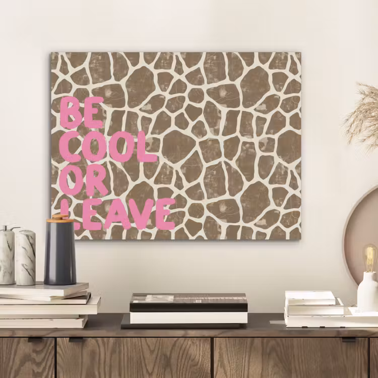 Tekst - Be cool or leave - Roze - Giraffenprint PET vilt klein -sfeer1