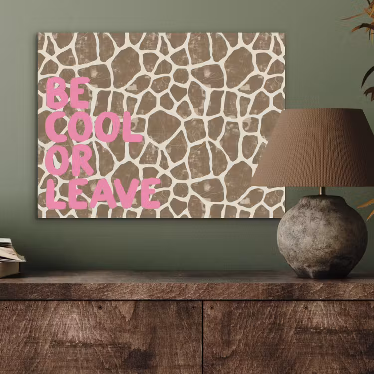 Tekst - Be cool or leave - Roze - Giraffenprint PET vilt klein -sfeer2