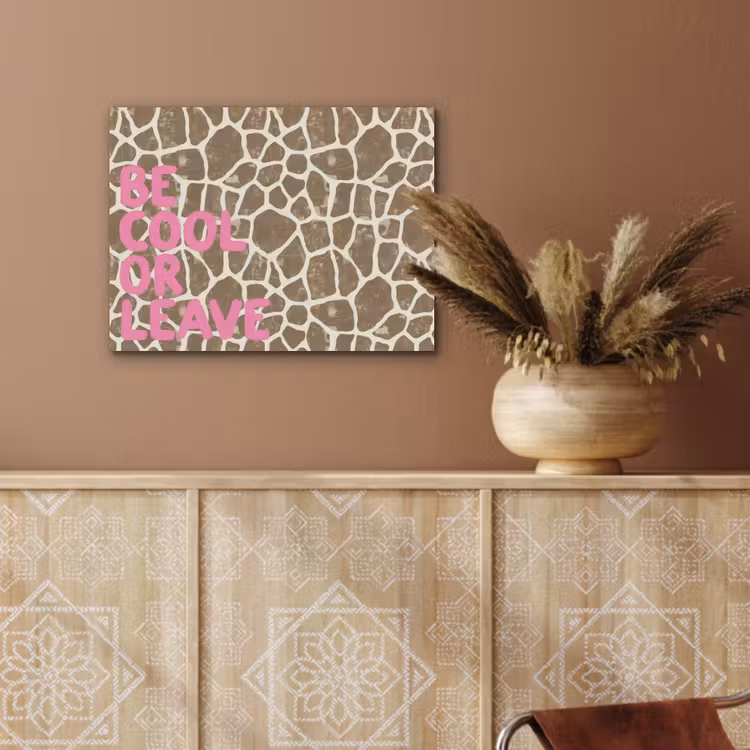 Tekst - Be cool or leave - Roze - Giraffenprint PET vilt klein -sfeer4