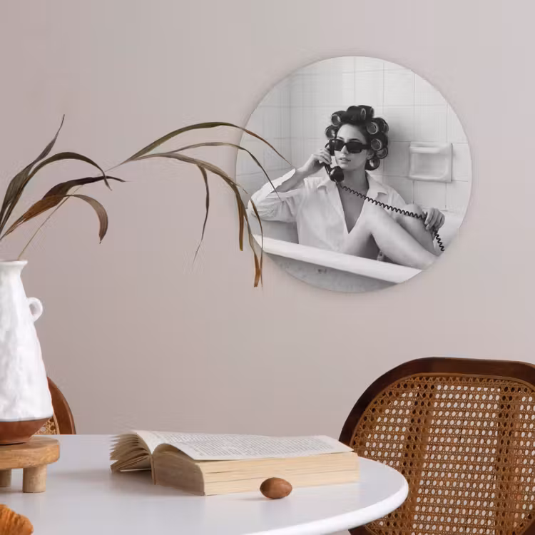 Bad - Vrouw - Zwart - Wit Akoestische PET Vilt - Rond klein -sfeer3
