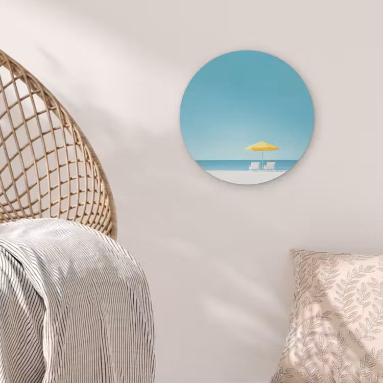 Strand - Blauwe lucht - Geel - Parasol Akoestische PET Vilt - Rond klein -sfeer4