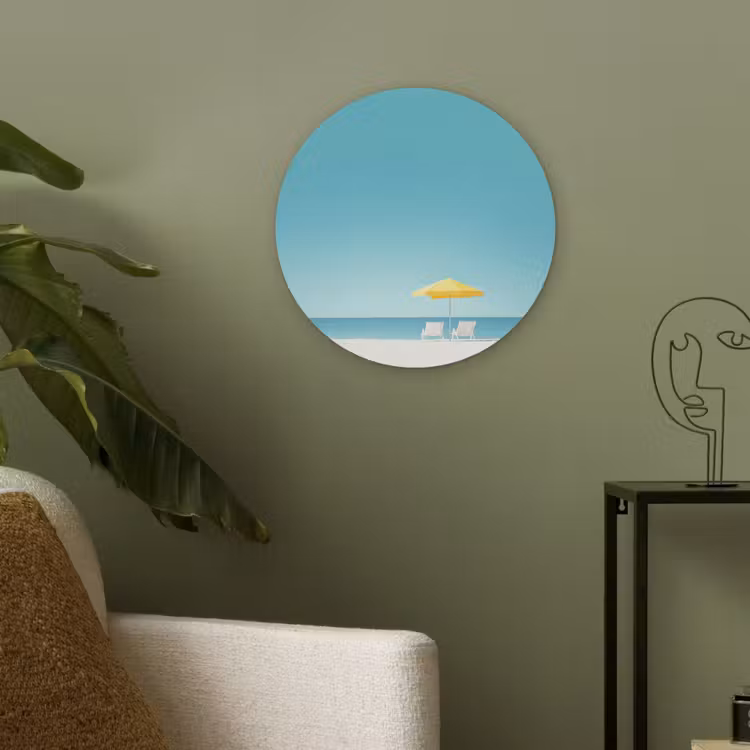 Strand - Blauwe lucht - Geel - Parasol Akoestische PET Vilt - Rond klein -sfeer2